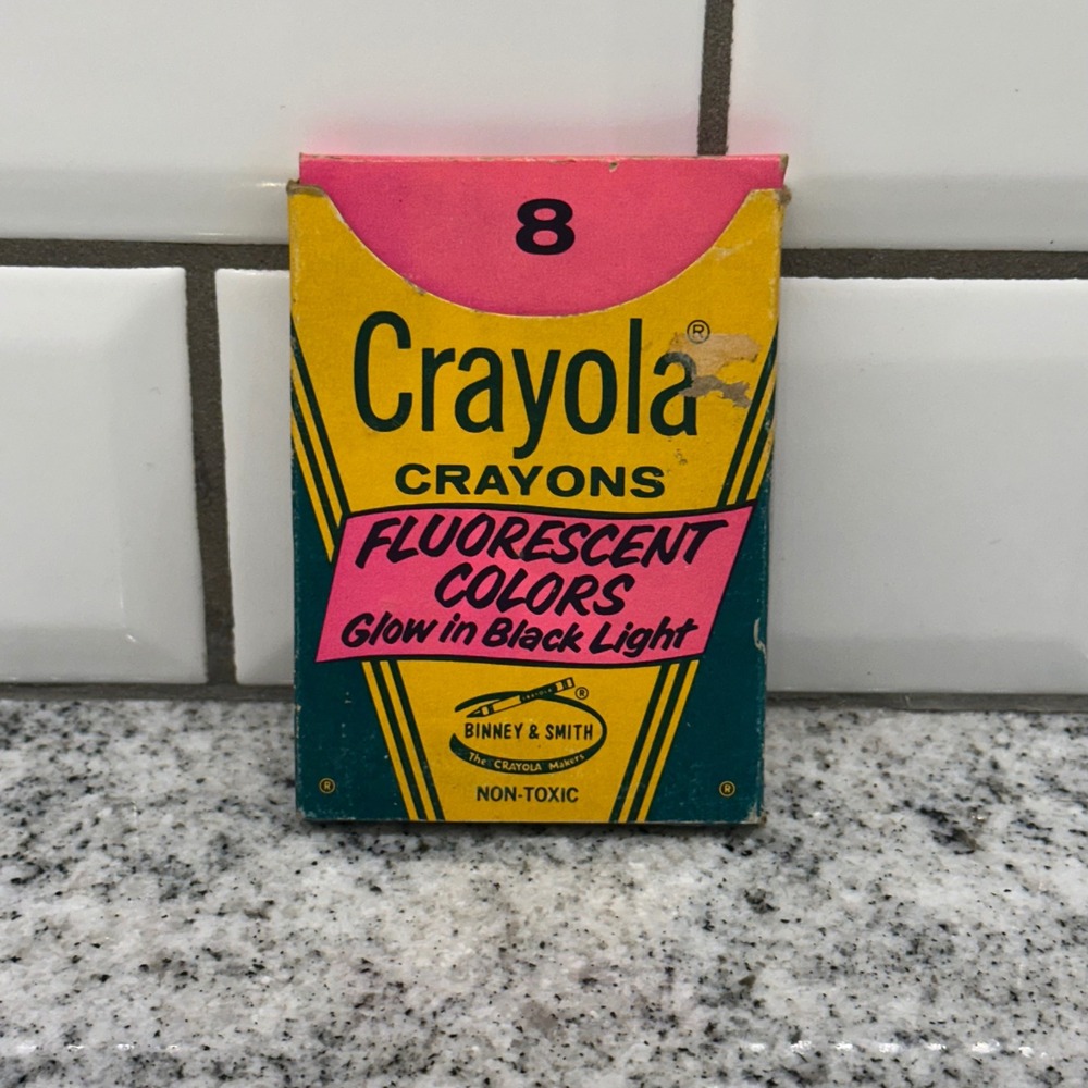 Crayola Fluorescent Box Crayons Neon Glow In Black Light No 8F Vintage USA Retro